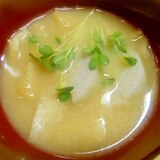里芋と油揚げ味噌汁